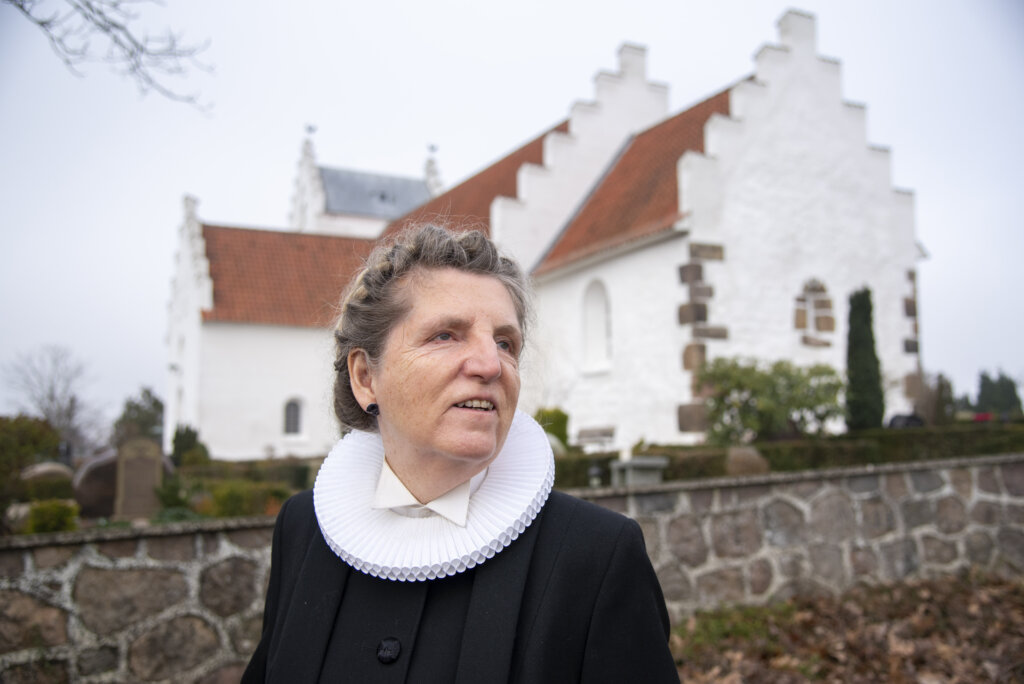 Rita iført præstekjole uden foran Tilst kirke