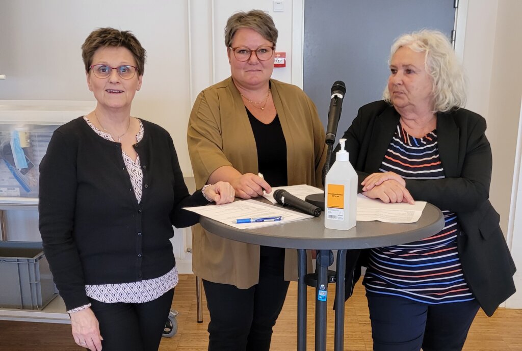 Pia, Karin og Marianne fra Medlemsservice står rundt om et højt bord, få minutter inden de skal holde deres præsentation.