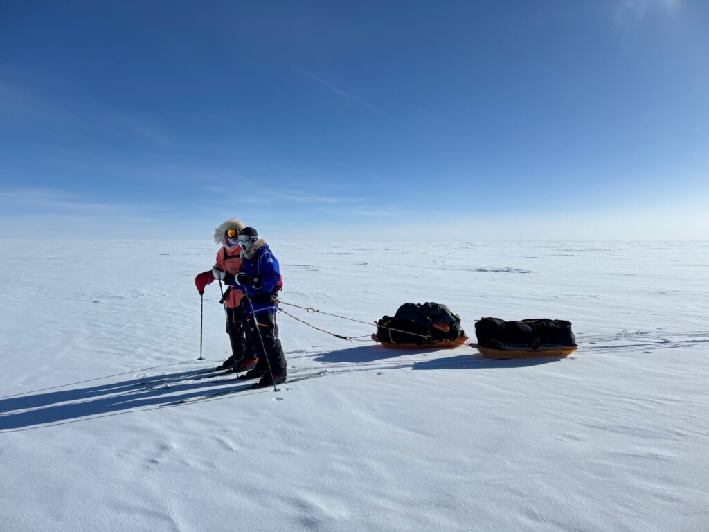 Arne og Claus på ski trækkende med hver deres pulk efter sig