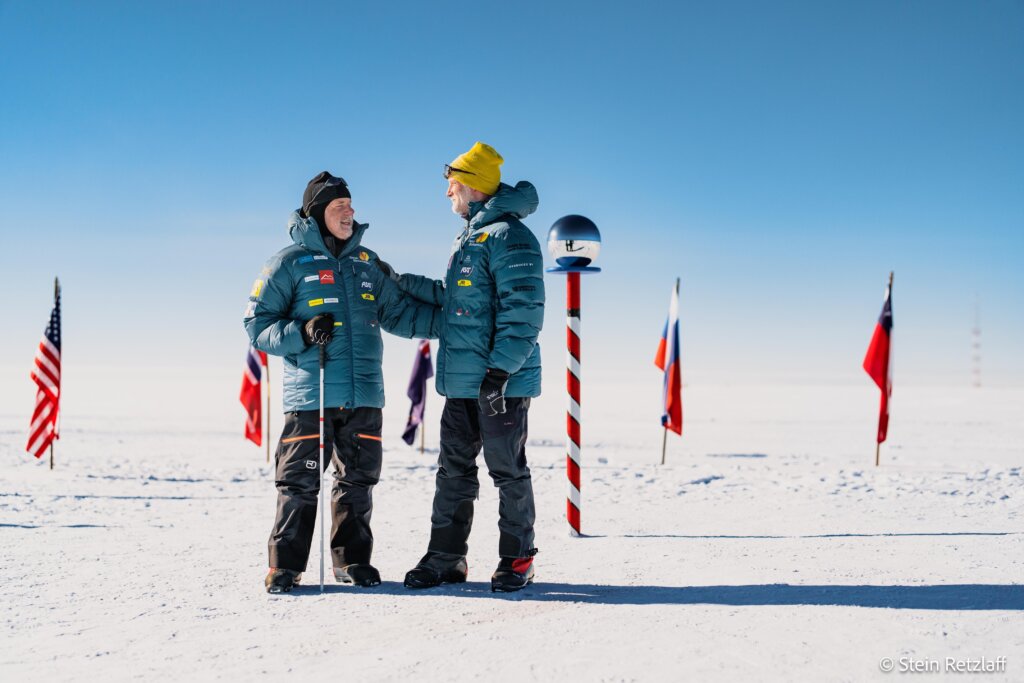 Arne og Claus står ved den ceremonielle Sydpol