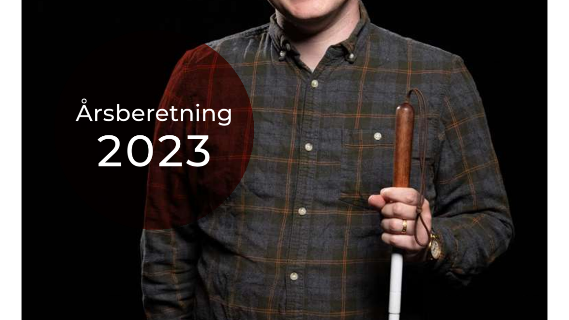 Forsiden af Årsberetningen 2023. Jesper Holten står med sin blindestok i hånden og smiler foran en sort baggrund.