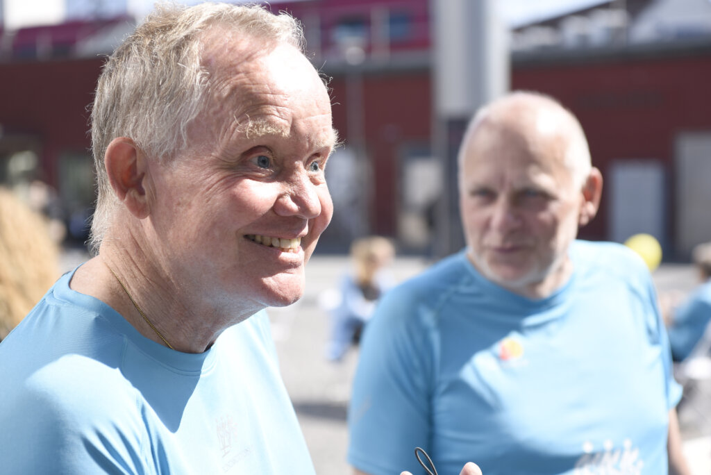 Portræt af Sven Mogensen og Jesper Andersen iført blå T-shirts med logo af Blind Motion