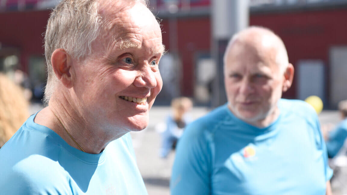 Portræt af Sven Mogensen og Jesper Andersen iført blå T-shirts med logo af Blind Motion