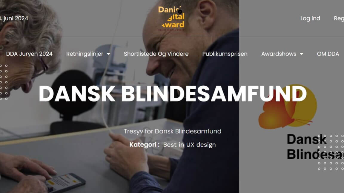 Nomineringen til Danish Digital Award. Et billede med en ældre kvinde , der er ved at lære, hvordan hun skal bruge sin iPhone. Tekst: Dansk Blindesamfund. Tresyv for Dansk Blindesamfund. Kategori: Best i UX design