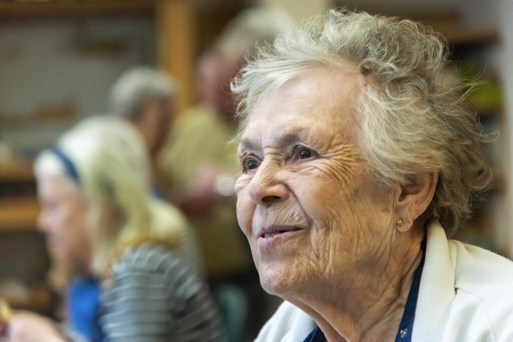 Portræt af smilende 93-årige Elise