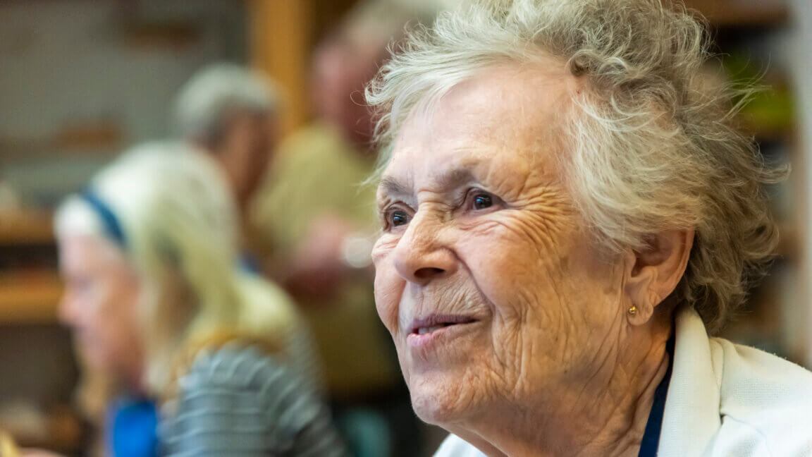 Portræt af smilende 93-årige Elise