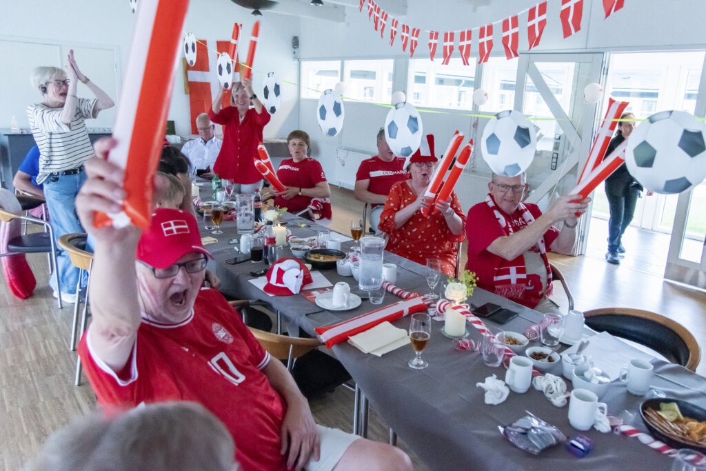 Danmark scorer, så de fremmødte jubler og klapper med deres klappølser