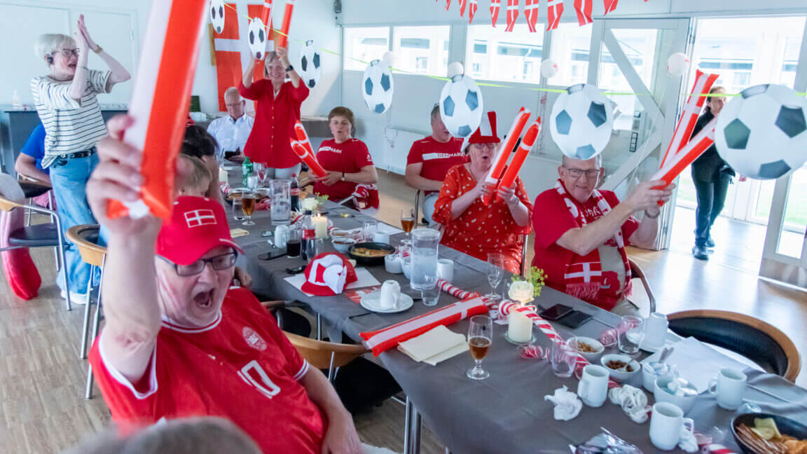 Danmark scorer, så de fremmødte jubler og klapper med deres klappølser