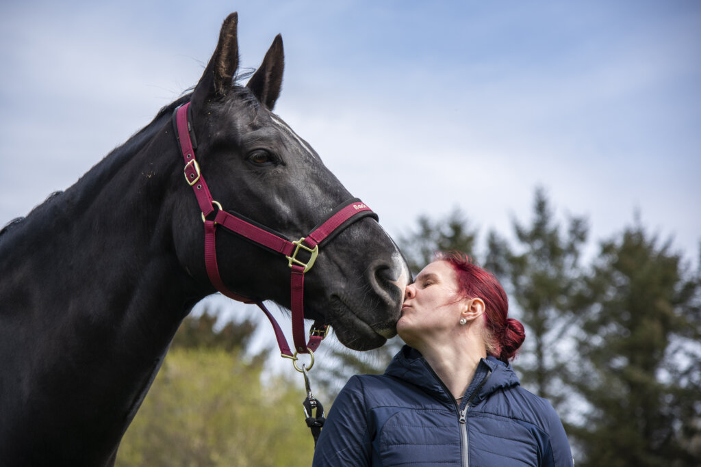 Rikke kysser heste Tulle på mulen