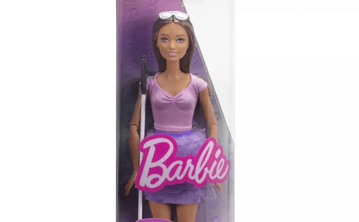 Den nye barbiedukke med synshandicap - barbie ses i æsken, hun har en blindestok i sin hånd.