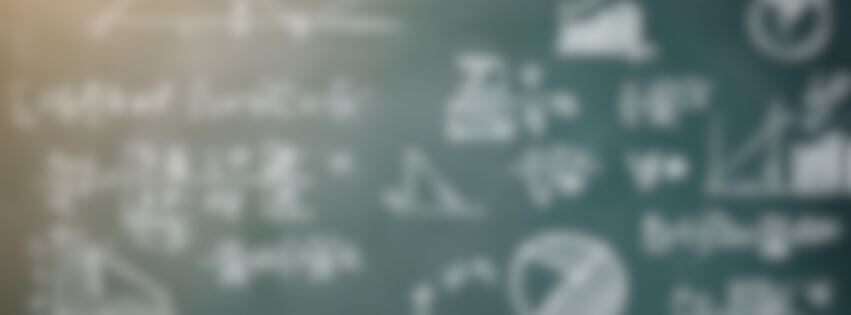En grøn skoletavle med matematik. Men det er et helt sløret billede, så det er meget svært at tyde, hvad der for noget matematik.