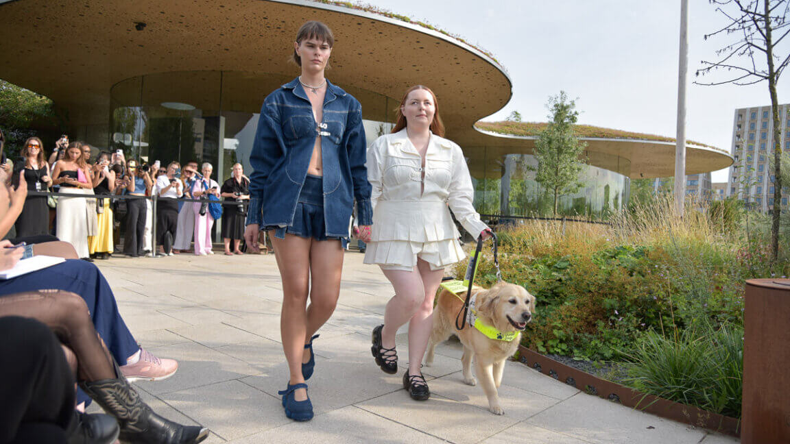 Lucy Edwards, der er model og blind, går på catwalken med sin førerhund og ledsager