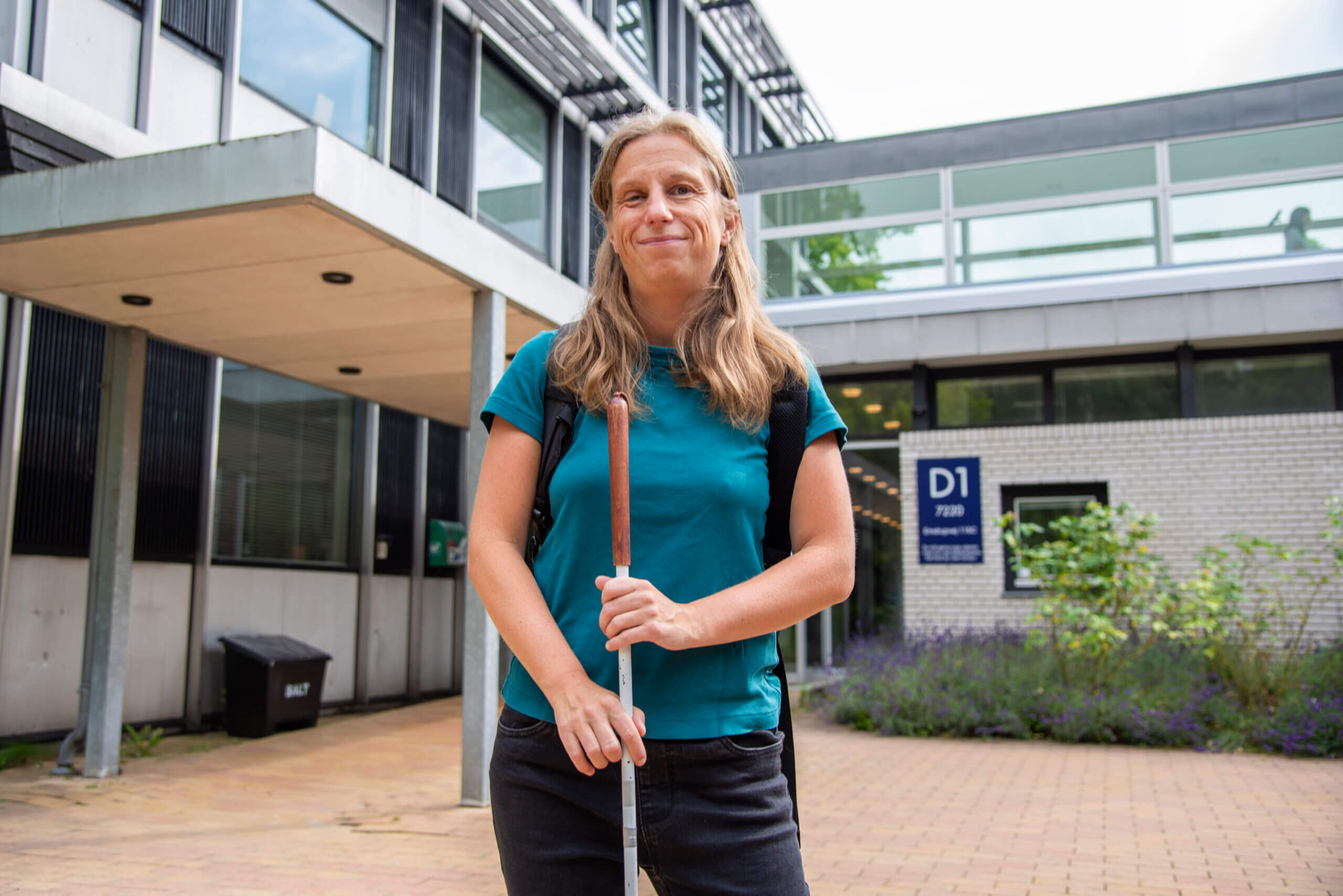 Portr&aelig;t af Sofie Rosengren med rygs&aelig;k og blindestok Danmarks P&aelig;dagogiske Institut i Emdrup