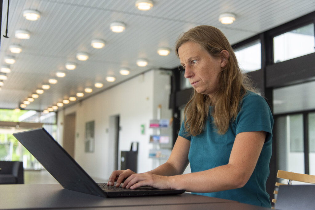 Sofie Rosengren skriver på sin computer