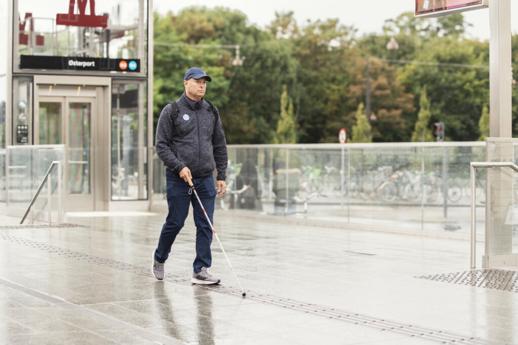 Søren følger ledelinje med sin blindestok på Østerport station