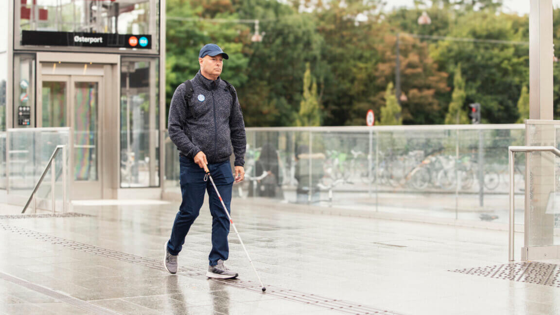 Søren følger ledelinje med sin blindestok på Østerport station