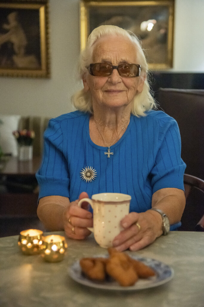 88-årige Magda drikker kaffe og spiser klejner