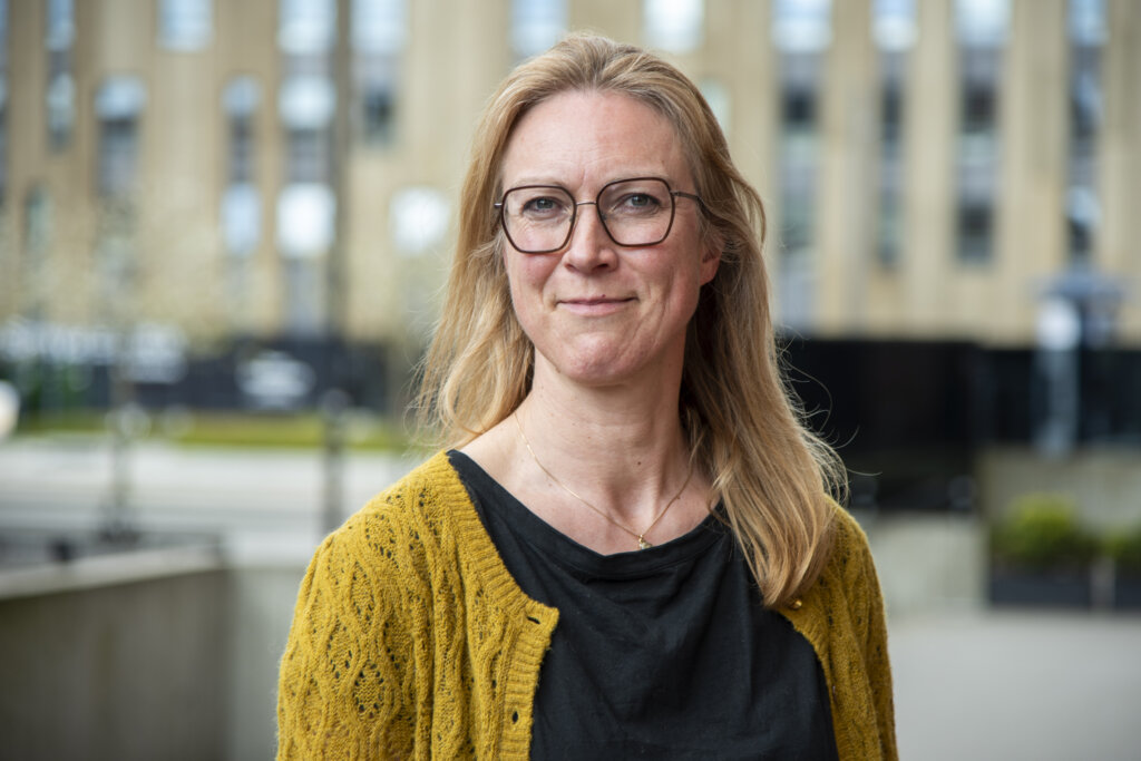 Portræt af Chalotte Glintborg ude foran Aalborg Universitet