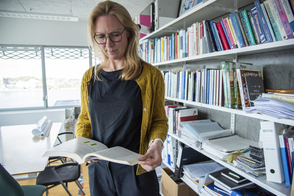 Chalotte læser i en bog
