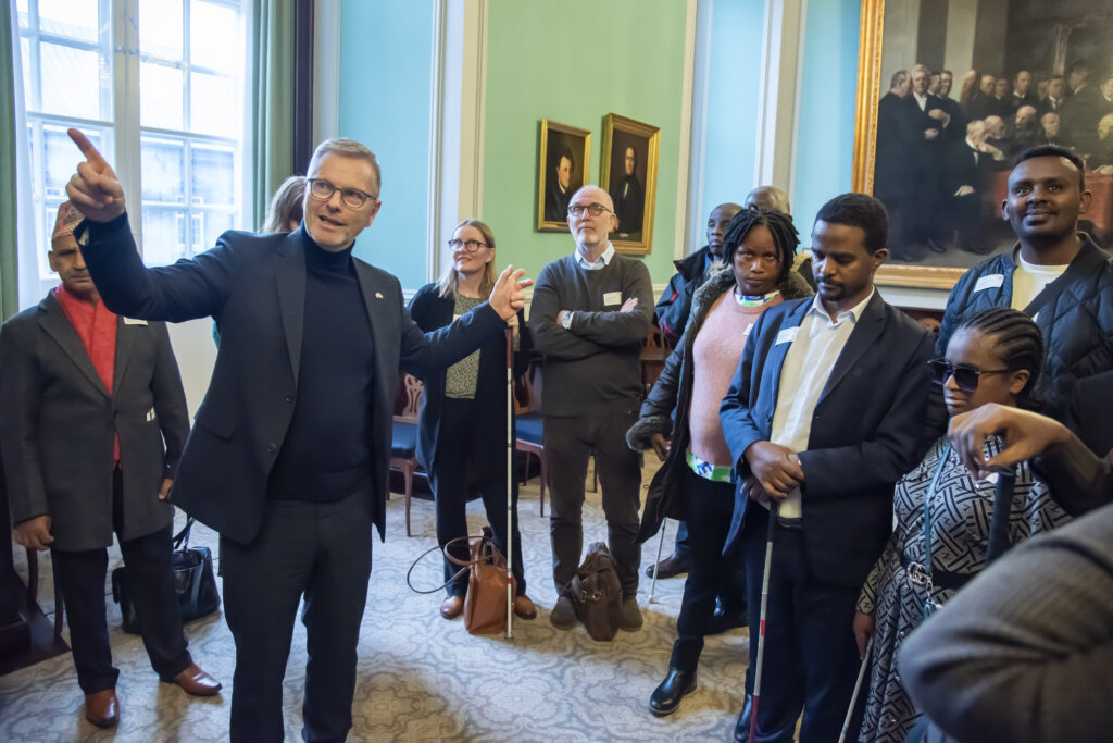Politikeren Flemming Møller Mortensen viser frem i Samtaleværelset på Christiansborg