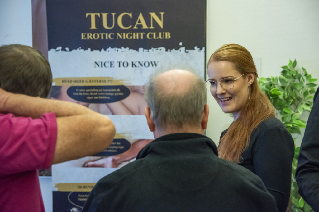To mandlige deltagere hører om Tucan Erotic Night Club.