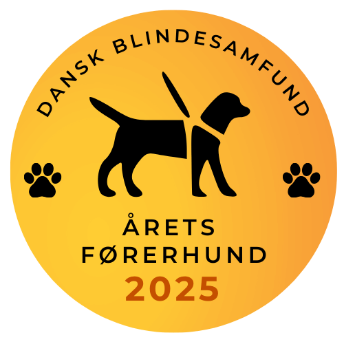 Litografi af førerhund med et par poter på hver side. Tekst: Dansk Blindesamfund. Årets Førerhund 2025. Baggrunden er orange, mens skrift og litografi er sort