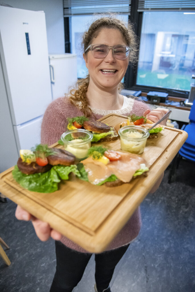 Mette fremviser glad et bræt med smørrebrød