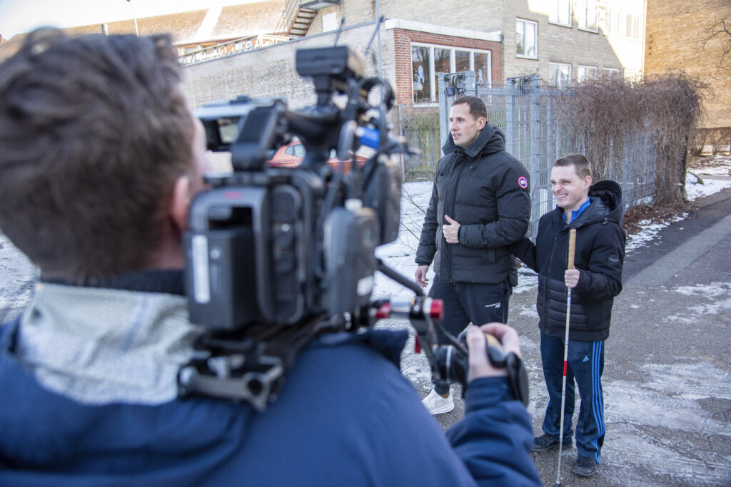 Et kamera filmer Benjamin Hav og Nicklas uden for