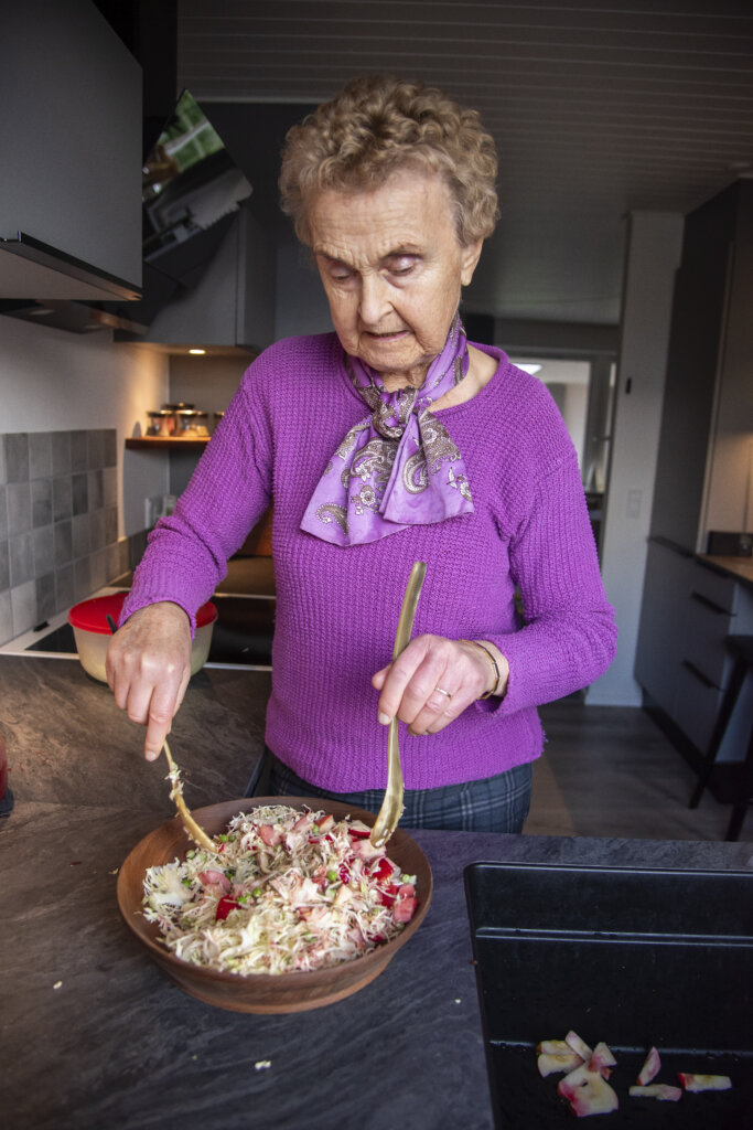 Agnete blander spidskålssala i en skål