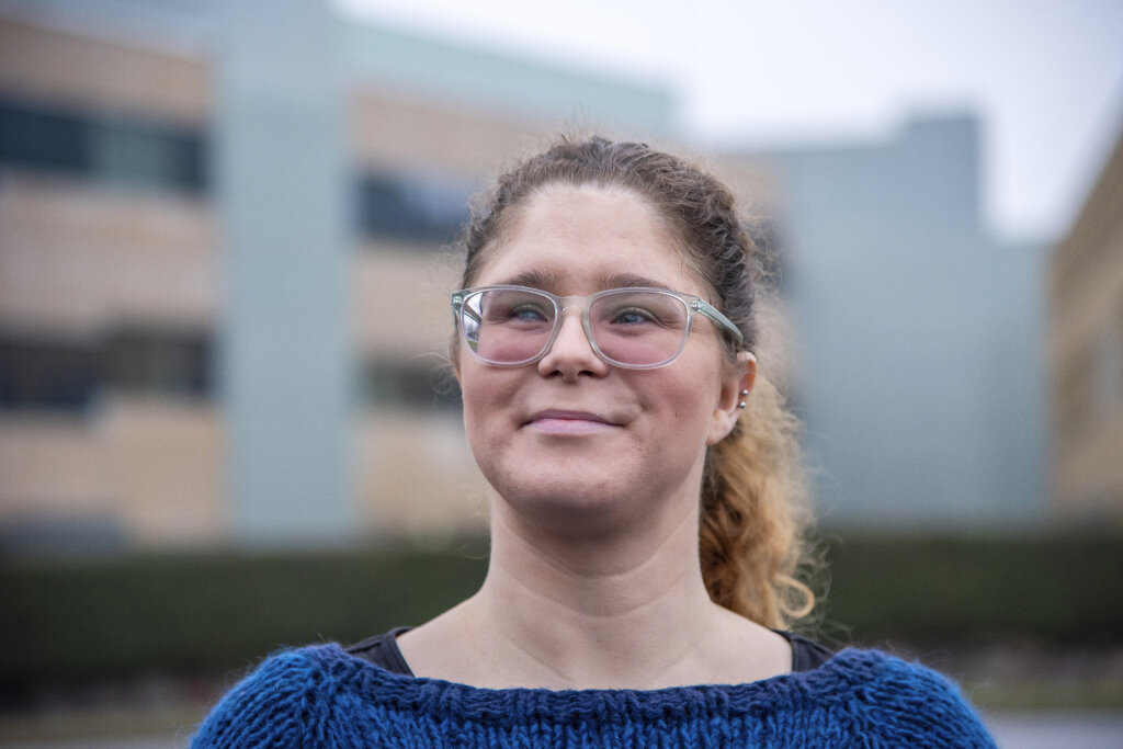 Portræt af smilende Mette uden for