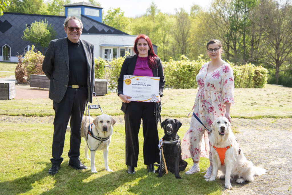 De tre nominerede førerhunde står ved siden af hinanden med deres bruger Finn med Baloo, en lys labrador. Rikke med Silke, en sort labrador og Tijana med en lys golden retriever