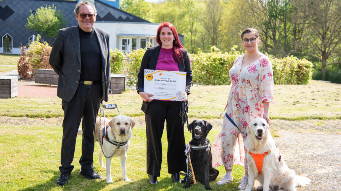 De tre nominerede førerhunde står ved siden af hinanden med deres bruger Finn med Baloo, en lys labrador. Rikke med Silke, en sort labrador og Tijana med en lys golden retriever