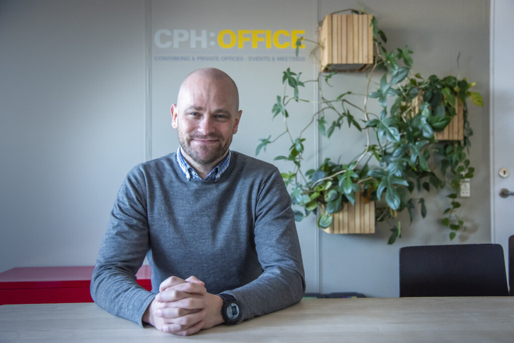 Portr&aelig;t af 40-&aring;rige Kristoffer. I baggrunden er gr&oslash;nne planter, og der st&aring;r CPH:Office p&aring; v&aelig;ggen