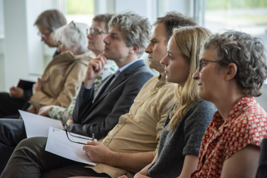 Publikum lytter interesseret