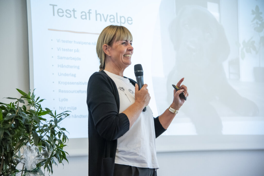 Tanja Nørager holder oplæg og har en mikrofon i hånden