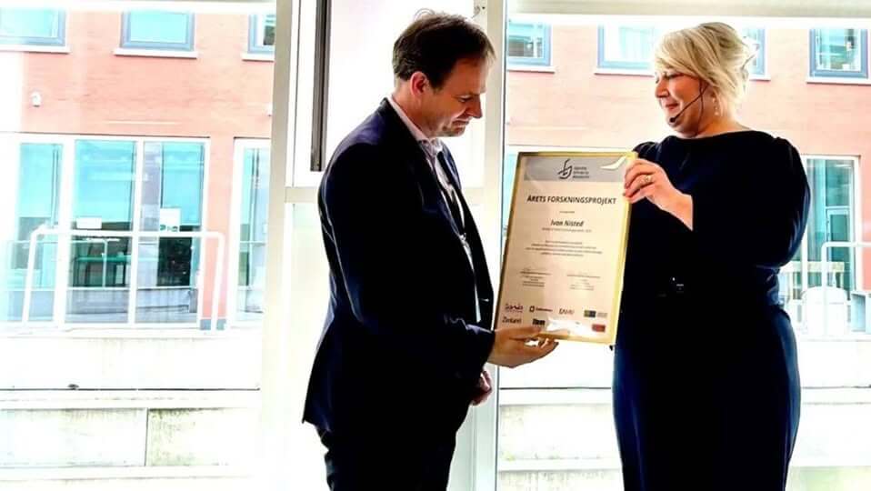 Ivan Nisted modtager sin pris. Foto Uddannelses- og Forskningsministeriet.