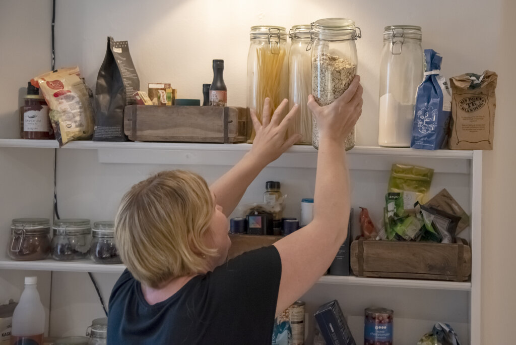 Lene tager havregryn fra hylden