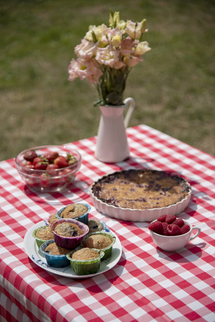 R&oslash;dternet dug med hindb&aelig;rt&aelig;rte, bl&aring;b&aelig;rmuffins