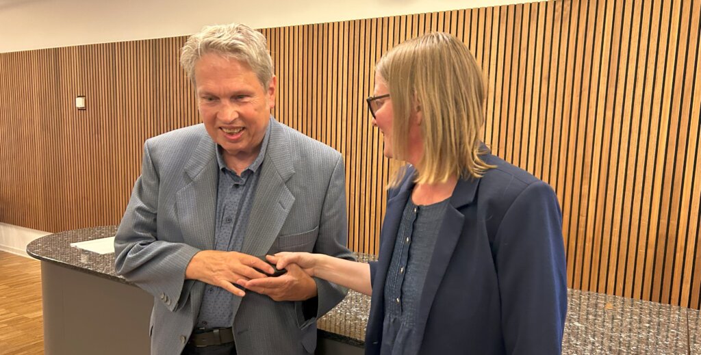 Diana overrækker æske med hæderstegnet til en smilende Hans