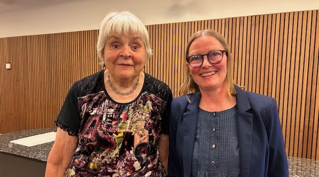 Fællesbillede af Karen Marie Pedersen og Diana Stentoft ved siden af hinanden i restaurnten på Fuglsangcentret