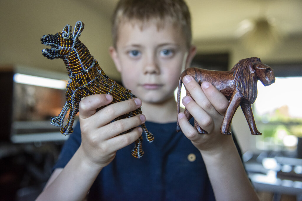 Marco fremviser souvenirs fra Sydafrika. En leopard lavet af perler og en l&oslash;ve udsk&aring;ret af tr&aelig;