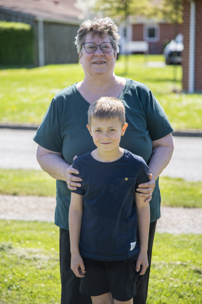Portr&aelig;t hvor Merete st&aring;r bag Marco og holder ham om skuldrene. De smiler begge