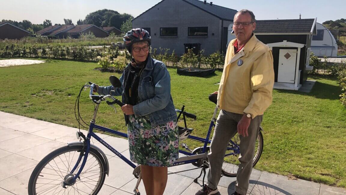 Svend står ved siden af tandemcyklen sammen med sin kone