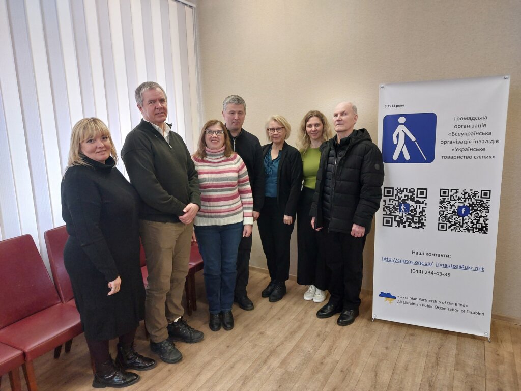 Gruppebillede af Mikael og de medarbejdere, han m&oslash;dte i den ukrainske blindeorganisation