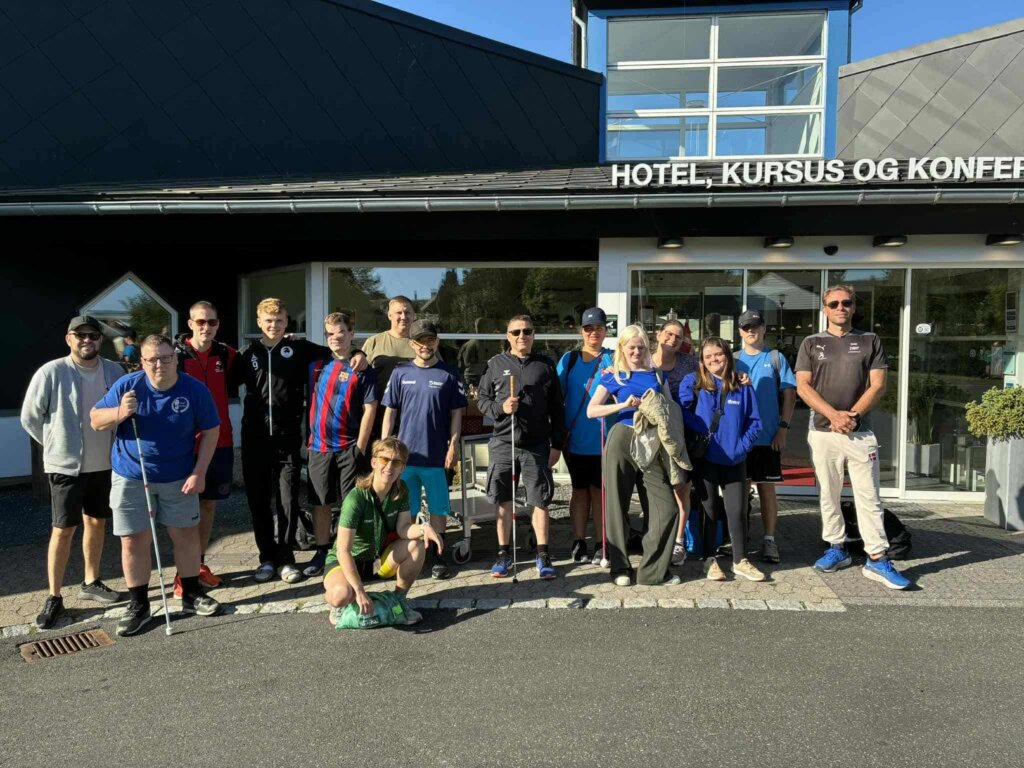 Gruppebillede af undervisere og deltagere ude foran Fuglsangcentret. De er i alt 15 personer