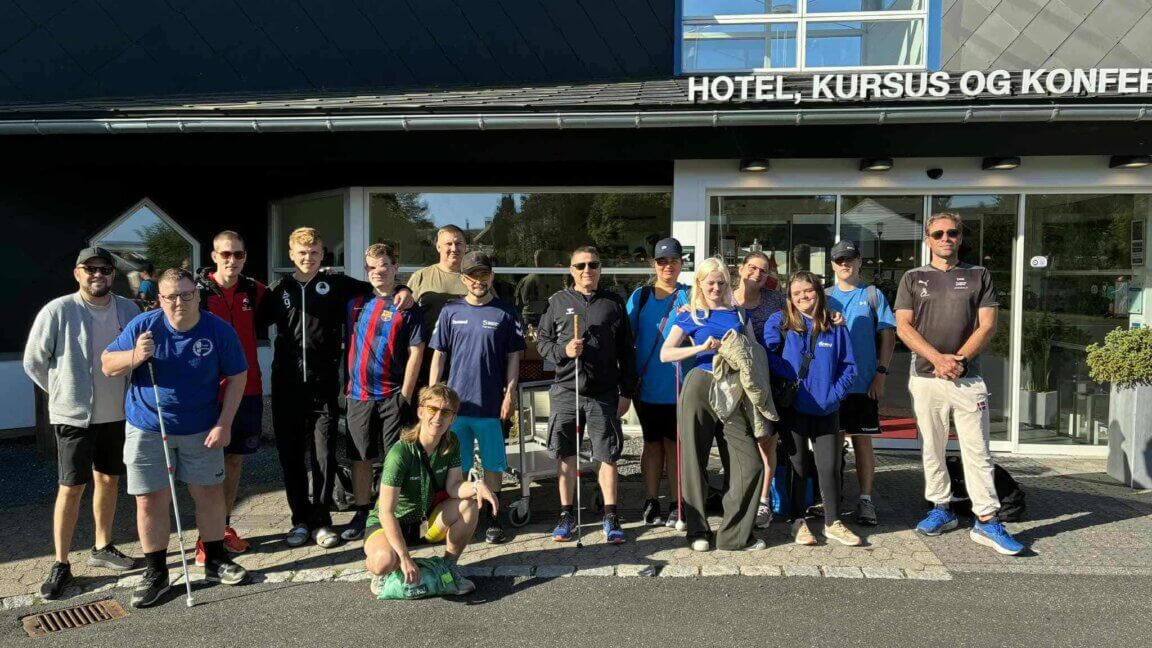 Gruppebillede af undervisere og deltagere ude foran Fuglsangcentret. De er i alt 15 personer
