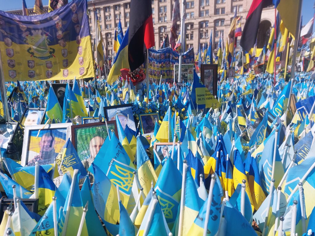 Masser af ukrainske flag p&aring; Maidan pladsen