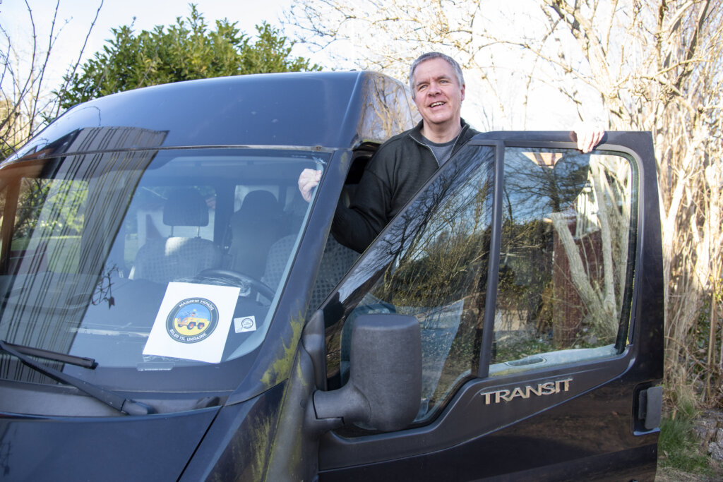 Mikael stikker hovedet ud af fors&aelig;det p&aring; en sort invalidebil