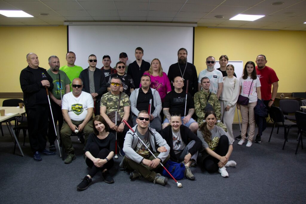 Gruppebillede af undervisere og deltagere på en rehabiliteringslejr