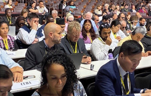 Jesper Holten og Mads Brix sidder blandt andre deltagende til generalforsamling i WBU